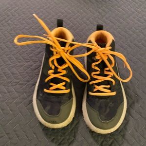 Under Armour tire bottom camo shoes